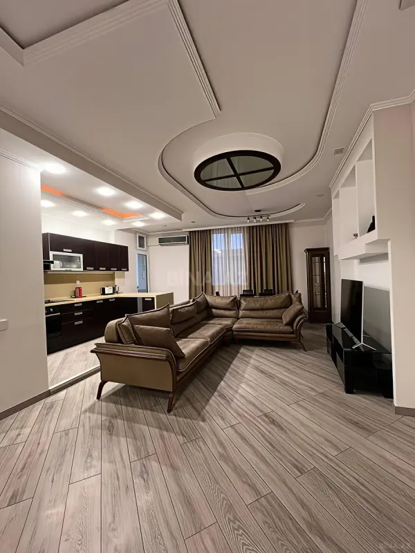 Kirayə verilir 4 otaqlı mənzil 135 m²