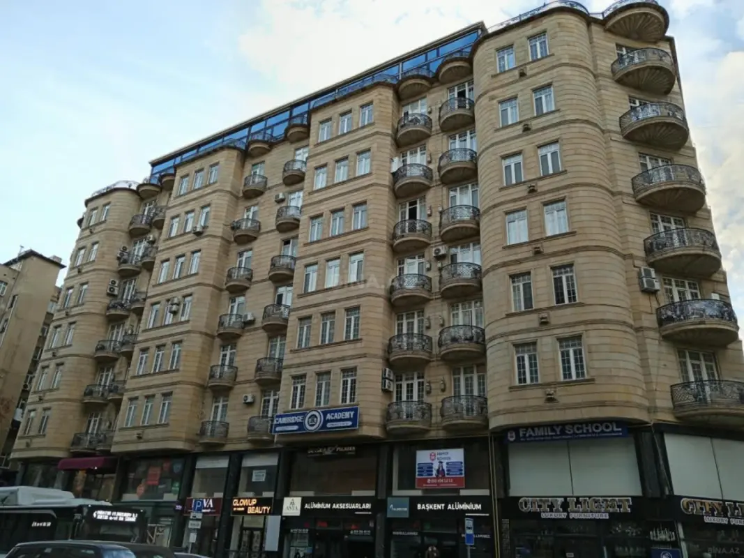 Satılır 5 otaqlı mənzil 260 m²
