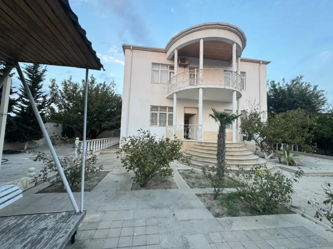 Satılır 6 otaqlı həyət evi 240 m²