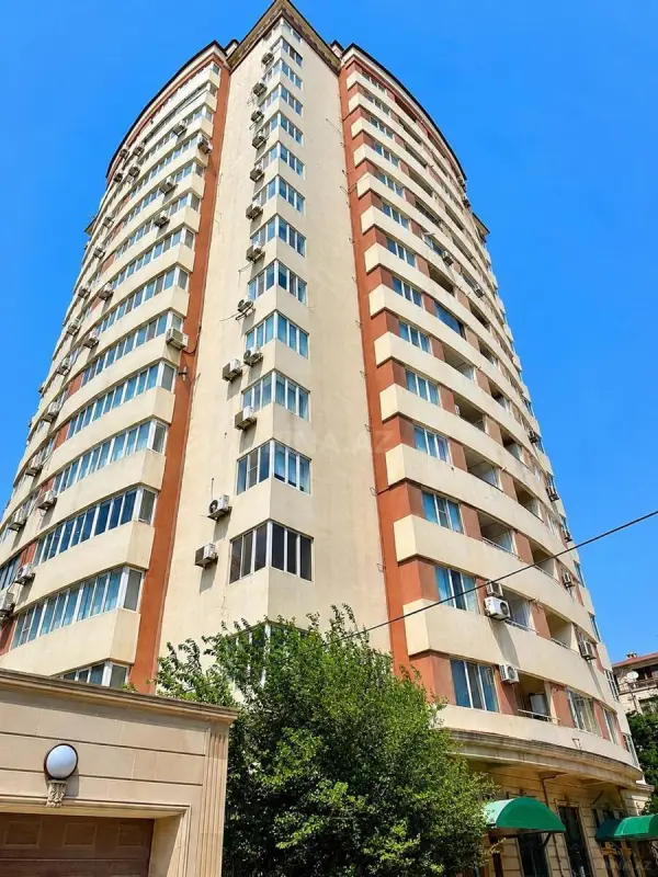 Satılır 4 otaqlı mənzil 220 m²