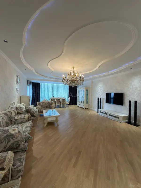 Satılır 6 otaqlı mənzil 340 m²