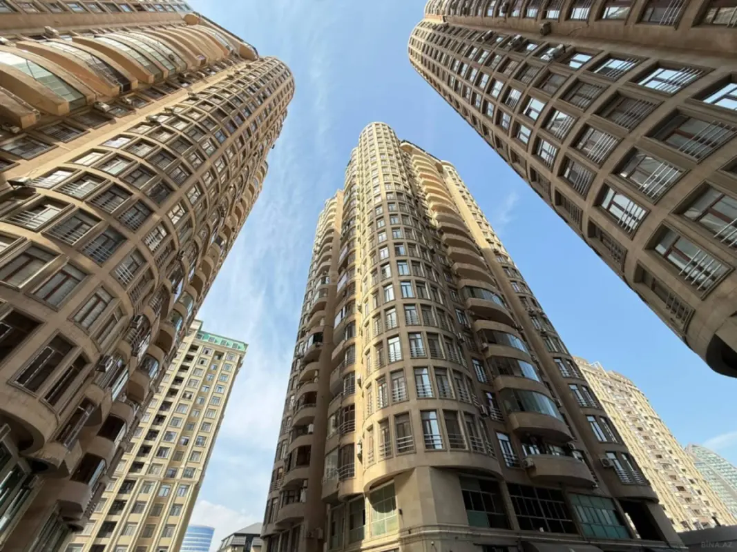 Satılır 4 otaqlı mənzil 191 m²