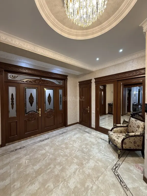 Satılır 5 otaqlı mənzil 250 m²