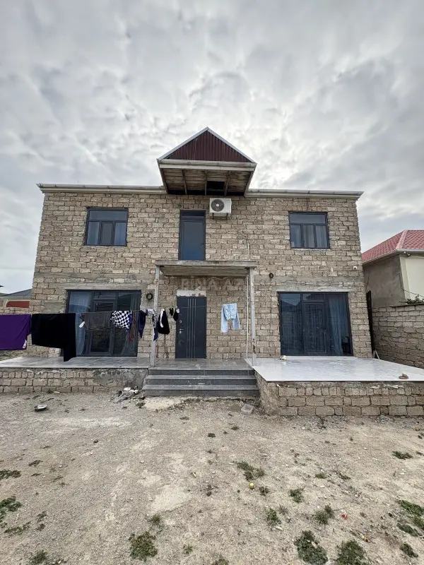 Satılır 7 otaqlı həyət evi 240 m²