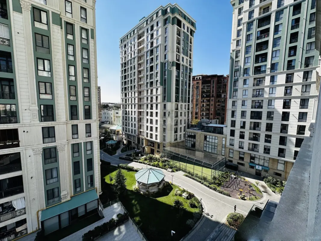 Satılır 4 otaqlı mənzil 173 m²
