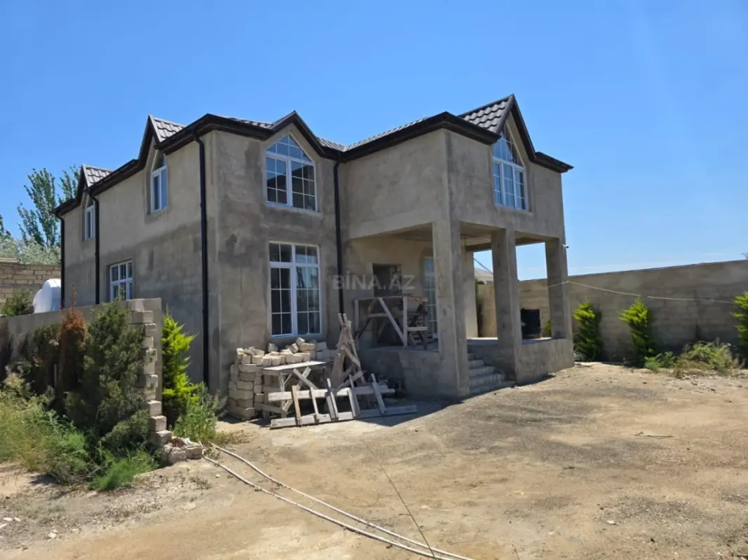 Satılır 5 otaqlı həyət evi 240 m²