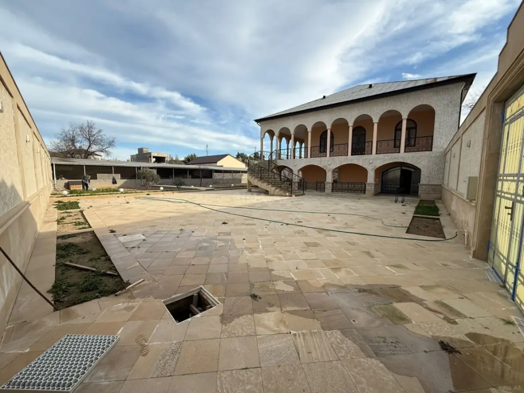 Satılır 7 otaqlı həyət evi 1600 m²