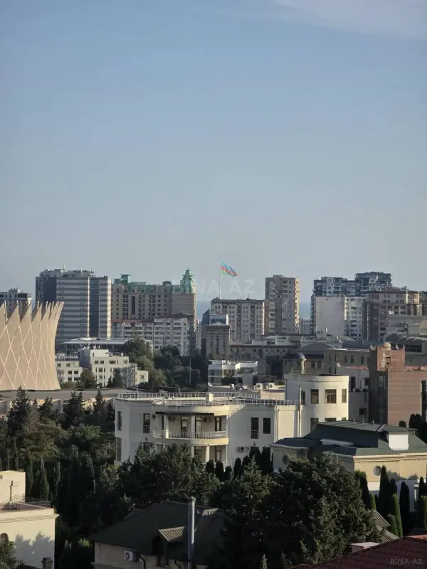 Satılır 6 otaqlı mənzil 260 m²