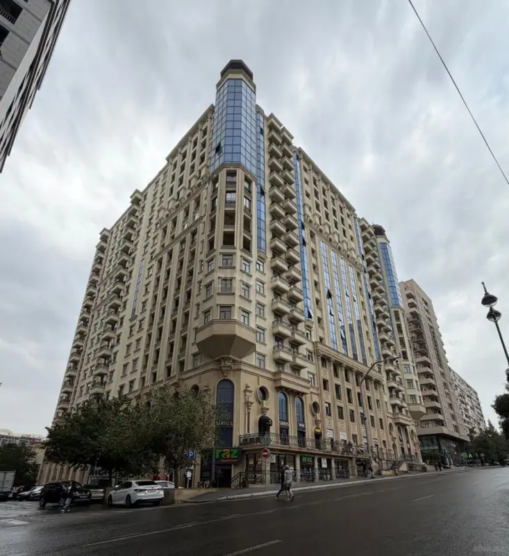 Satılır 4 otaqlı mənzil 207 m²