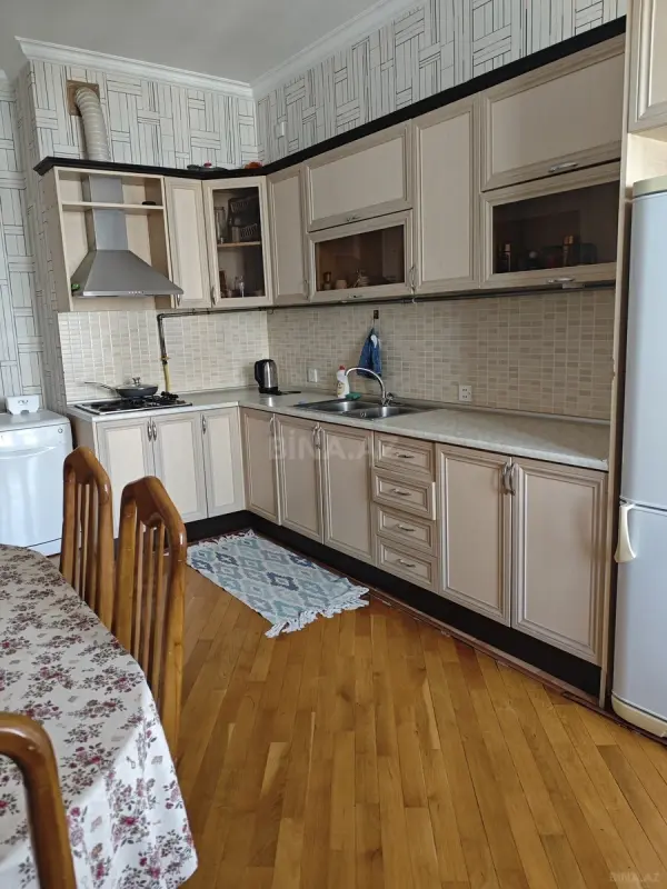 Kirayə verilir 2 otaqlı mənzil 67 m²