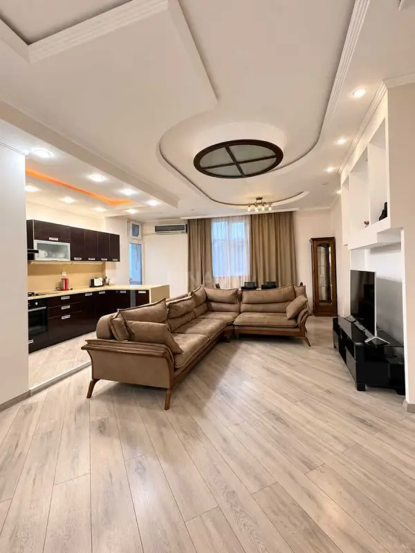Kirayə verilir 4 otaqlı mənzil 135 m²