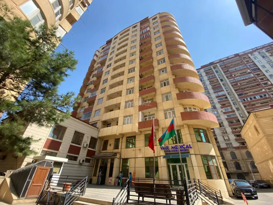 Satılır 4 otaqlı mənzil 220 m²