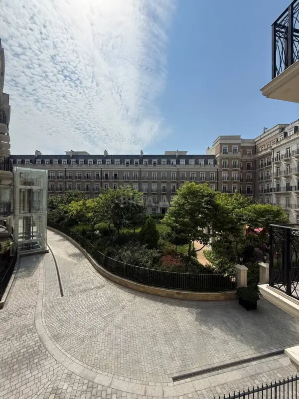 Satılır 4 otaqlı mənzil 145 m²