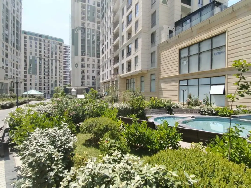 Satılır 4 otaqlı mənzil 180 m²