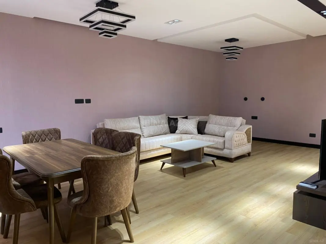 Kirayə verilir 2 otaqlı mənzil 105 m²