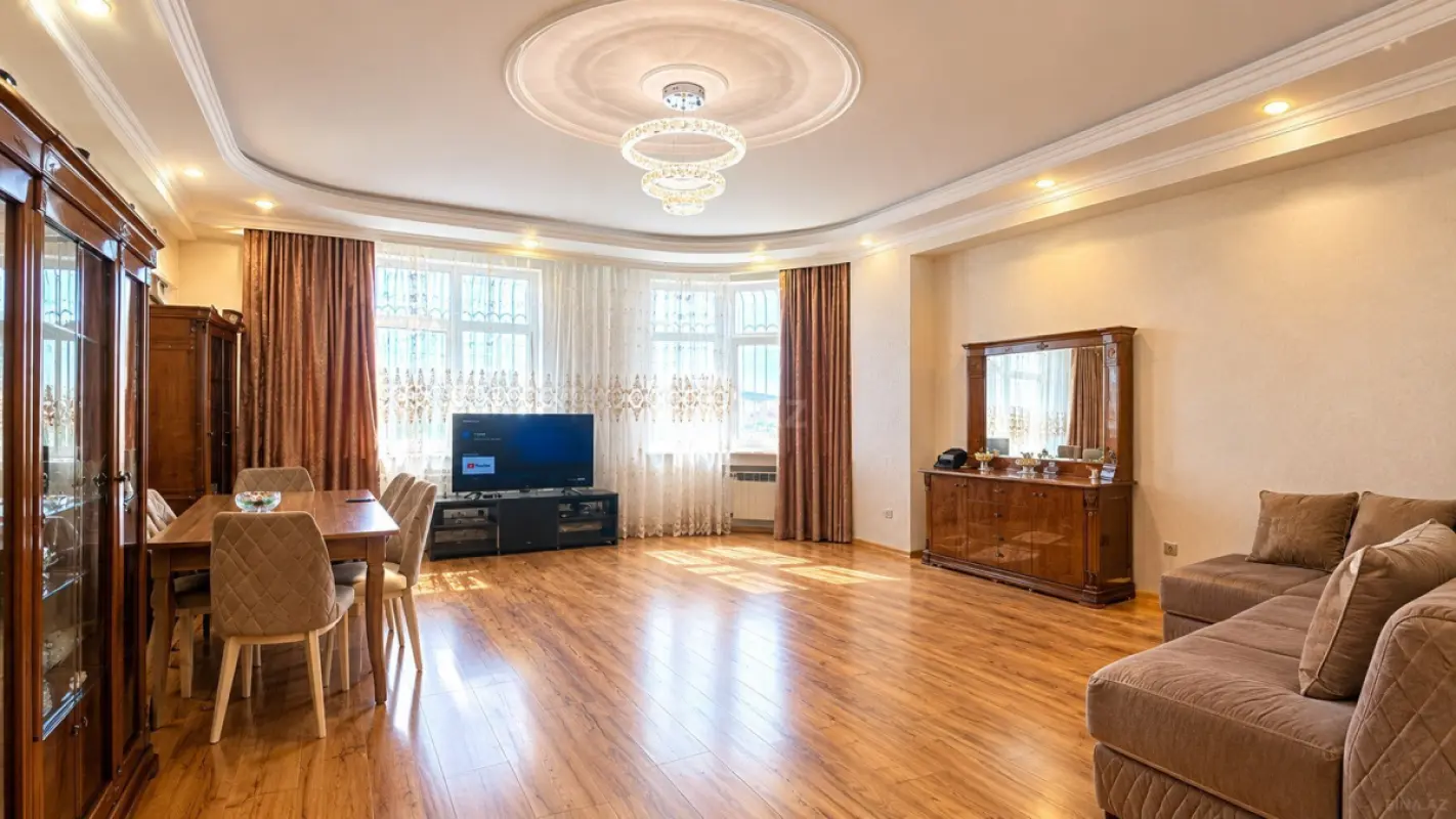 Satılır 3 otaqlı mənzil 130 m²