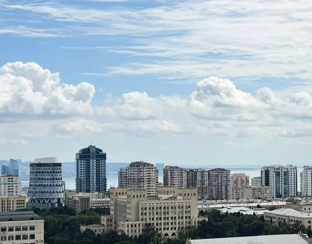 Satılır 5 otaqlı mənzil 203 m²