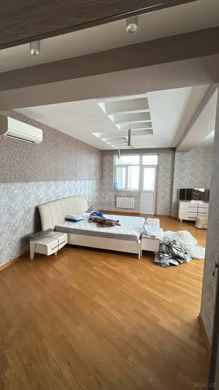 Satılır 3 otaqlı mənzil 130 m²
