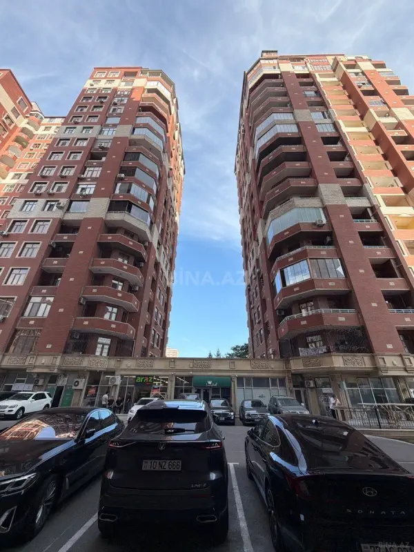 Satılır 4 otaqlı mənzil 220 m²