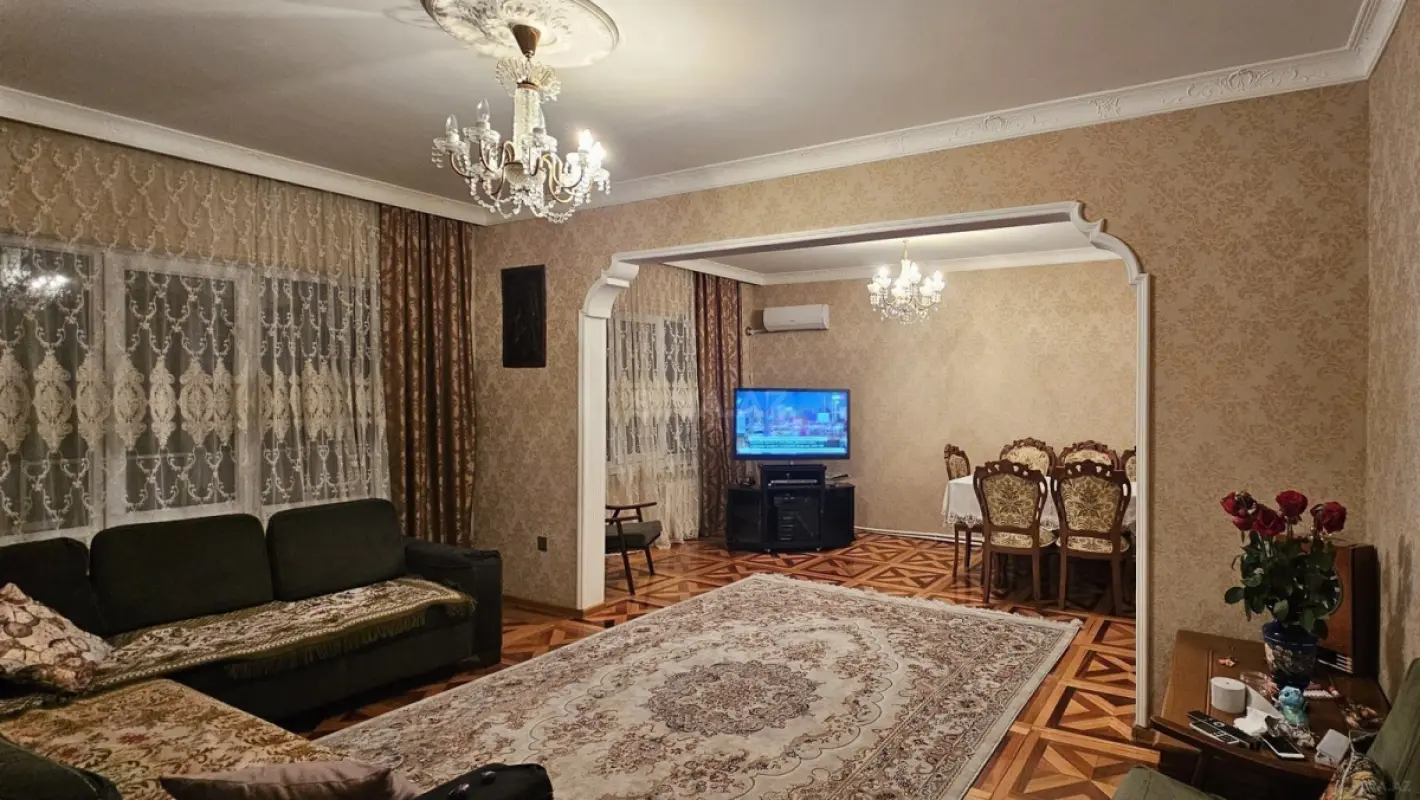 Satılır 5 otaqlı mənzil 120 m²