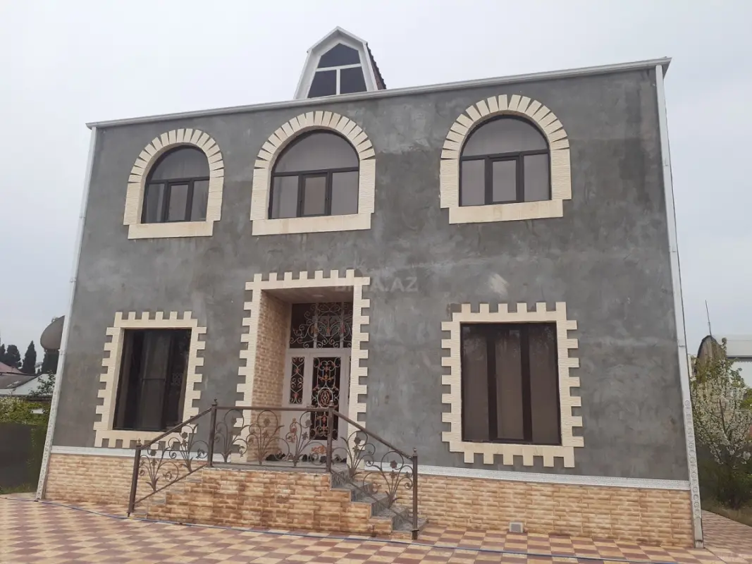 Satılır 5 otaqlı mənzil 220 m²