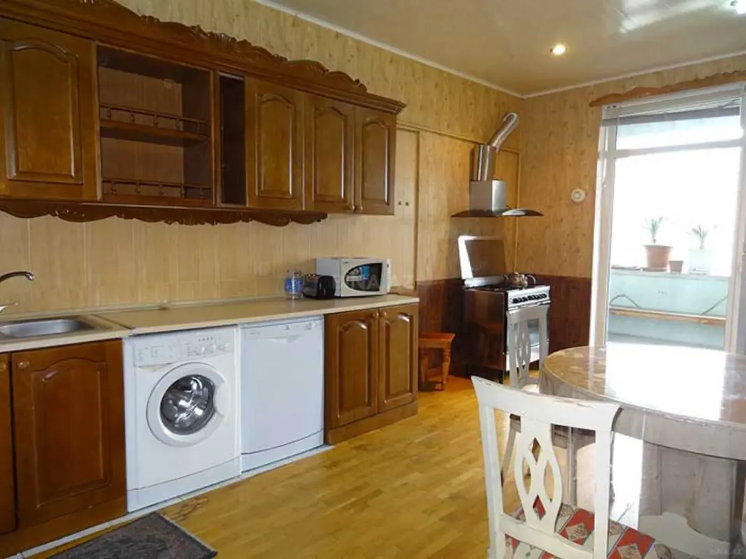 Kirayə verilir 4 otaqlı mənzil 200 m²