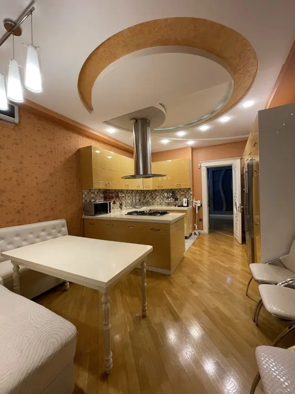 Satılır 4 otaqlı mənzil 185 m²