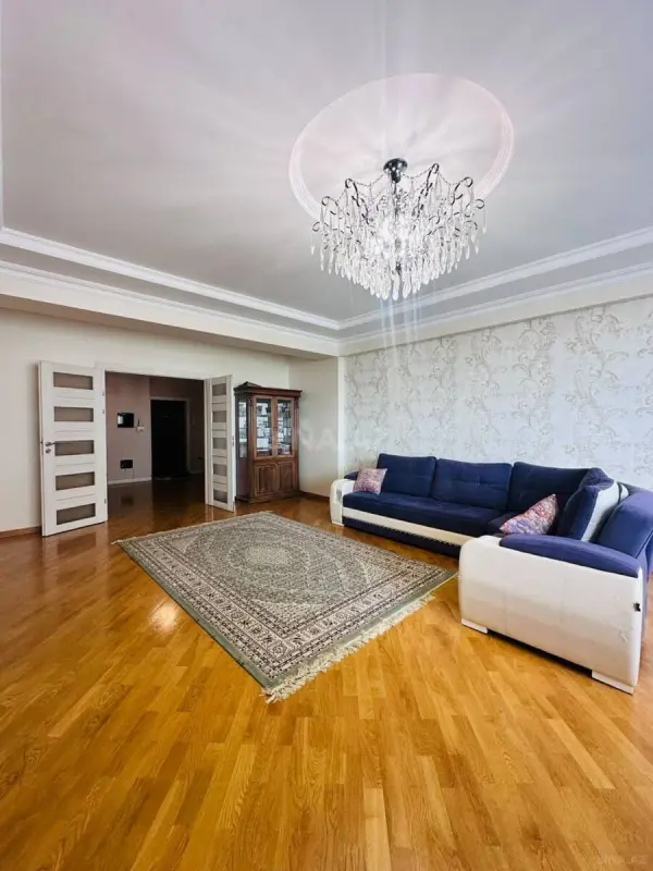 Satılır 3 otaqlı mənzil 151 m²