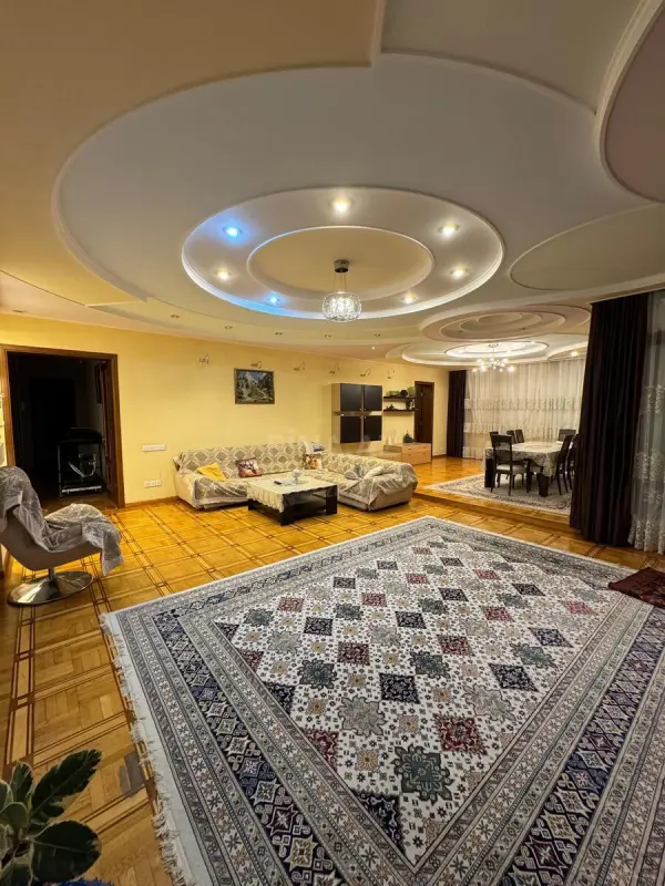 Satılır 5 otaqlı mənzil 250 m²