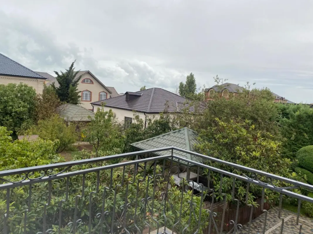 Satılır 8 otaqlı həyət evi 355 m²