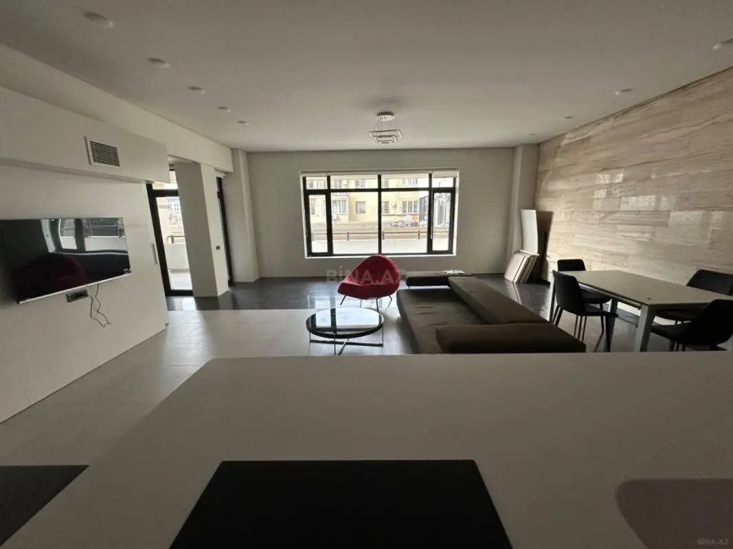 Satılır 3 otaqlı mənzil 135 m²