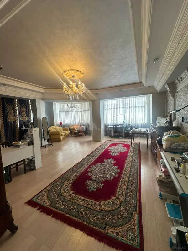 Satılır 4 otaqlı mənzil 180 m²