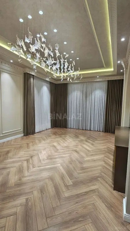Satılır 4 otaqlı mənzil 180 m²