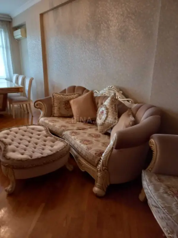 Kirayə verilir 2 otaqlı mənzil 84 m²