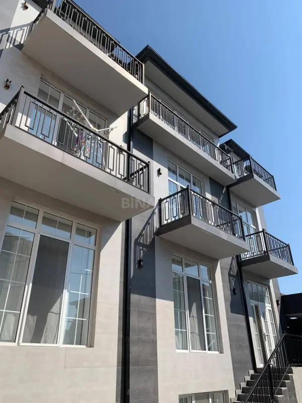 Satılır 8 otaqlı həyət evi 400 m²