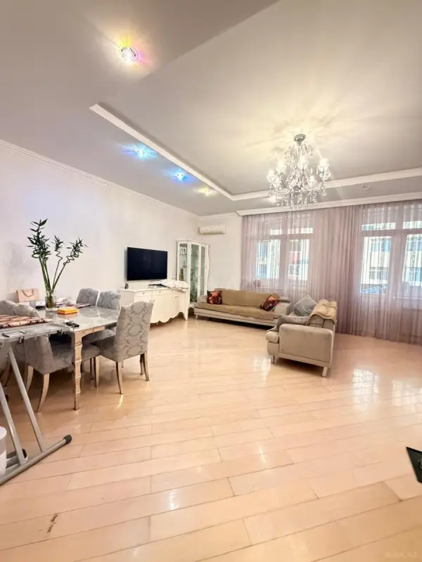 Satılır 3 otaqlı mənzil 135 m²