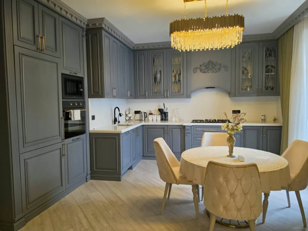 Satılır 4 otaqlı mənzil 178 m²