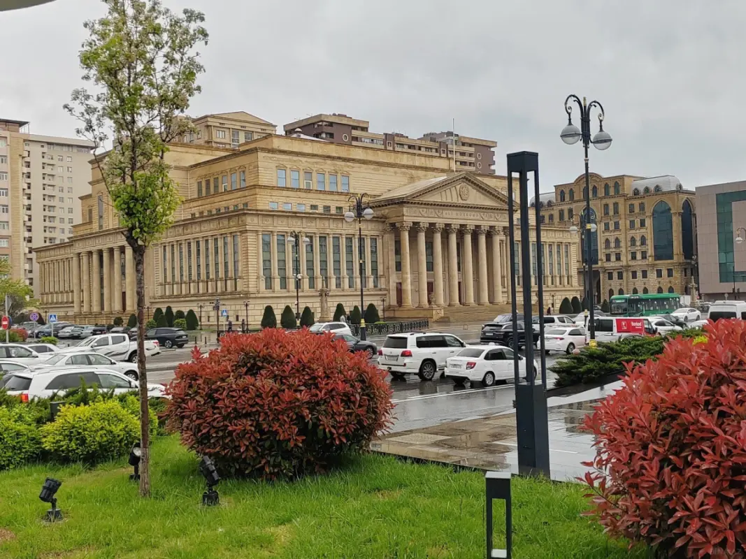 Satılır 3 otaqlı mənzil 121 m²