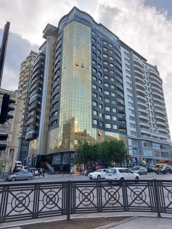 Satılır 3 otaqlı mənzil 124 m²
