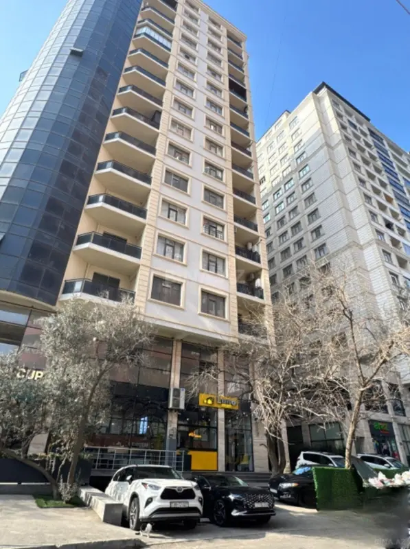 Satılır 4 otaqlı mənzil 143 m²