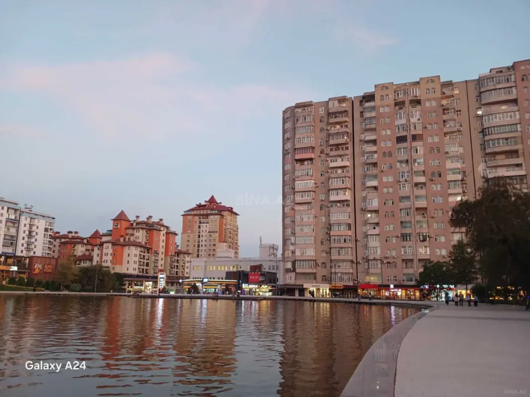 Satılır 4 otaqlı mənzil 196 m²