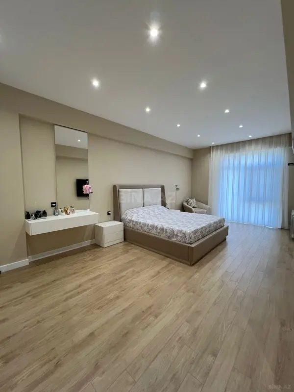 Satılır 4 otaqlı mənzil 185 m²