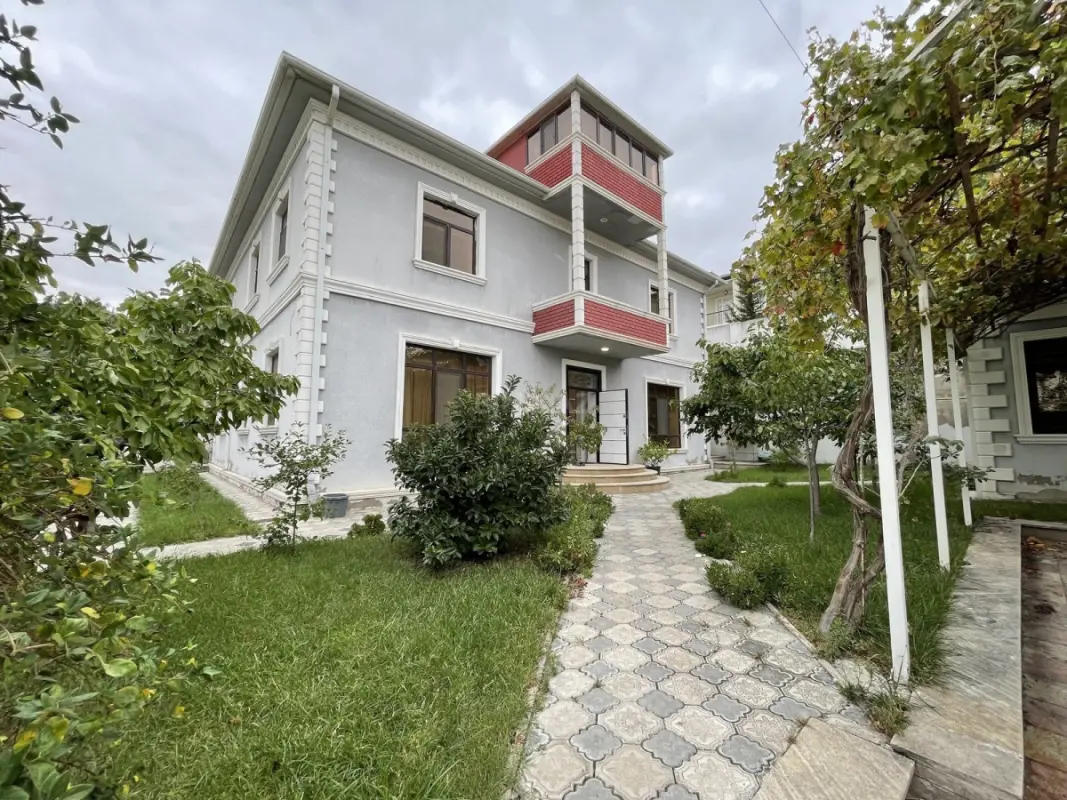 Satılır 8 otaqlı həyət evi 350 m²