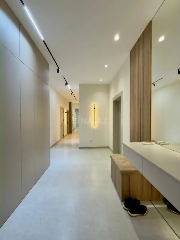 Satılır 4 otaqlı mənzil 142 m²