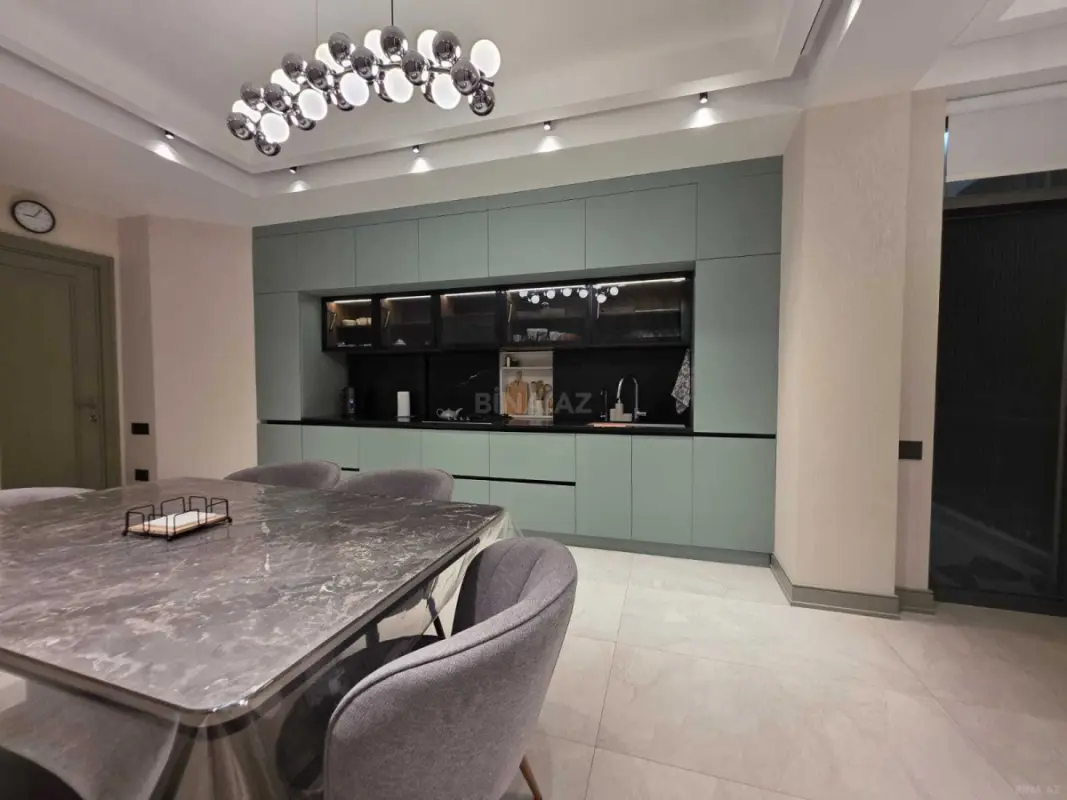 Satılır 3 otaqlı mənzil 142 m²