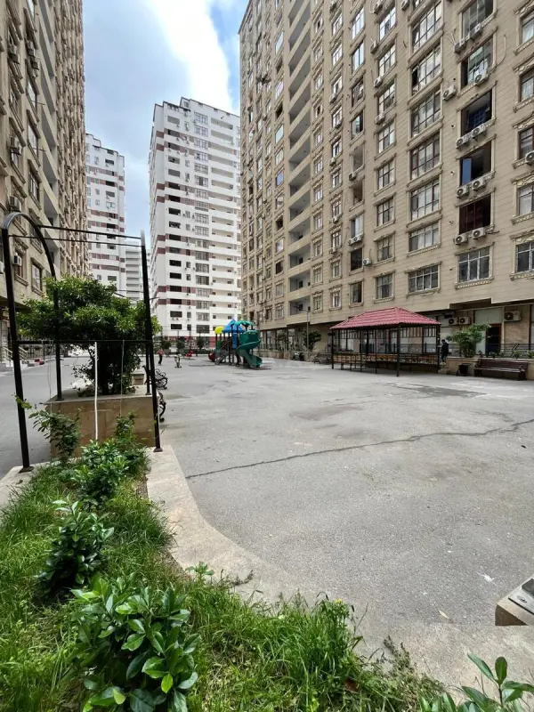 Satılır 4 otaqlı mənzil 176 m²