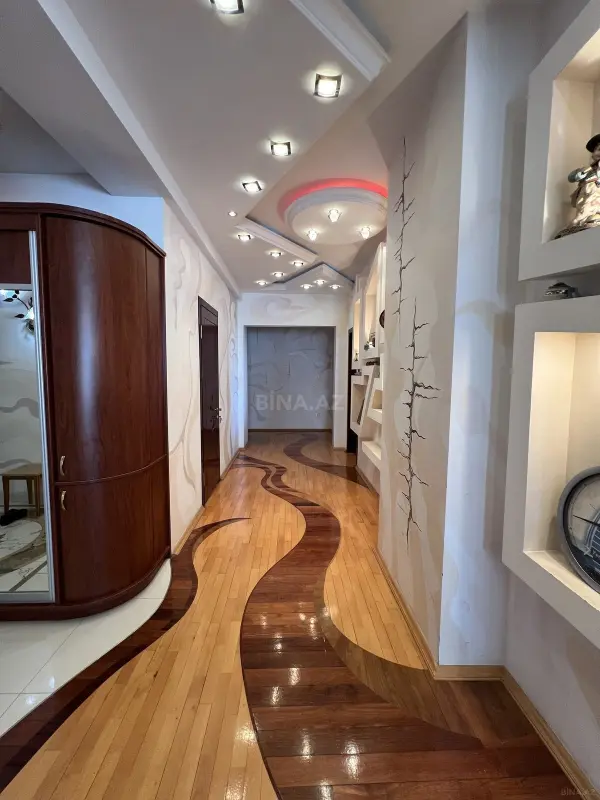 Satılır 4 otaqlı mənzil 200 m²