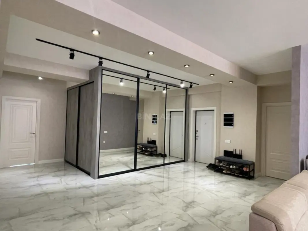 Satılır 4 otaqlı mənzil 175 m²
