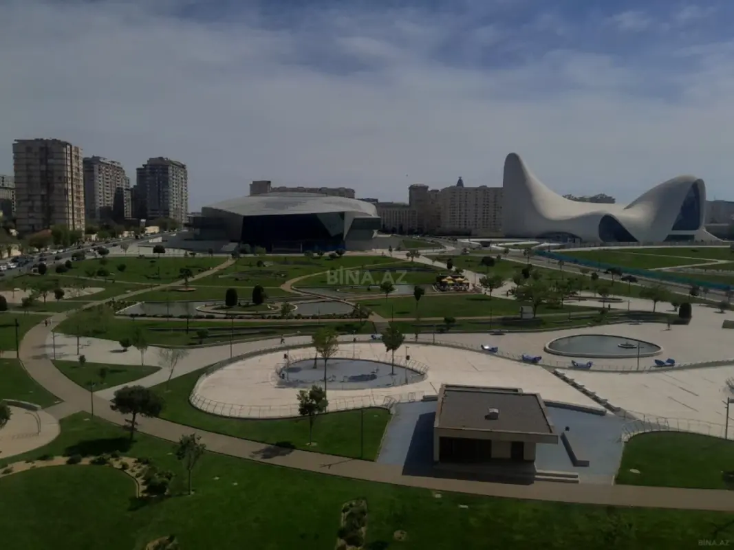 Satılır 12 otaqlı mənzil 1000 m²