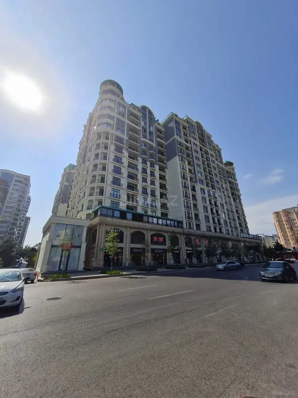 Satılır 4 otaqlı mənzil 241 m²